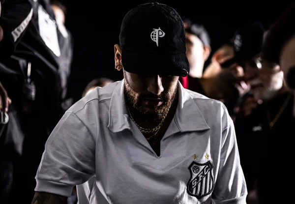 Imagem colorida de Neymar com a camisa do Santos - Metrópoles
