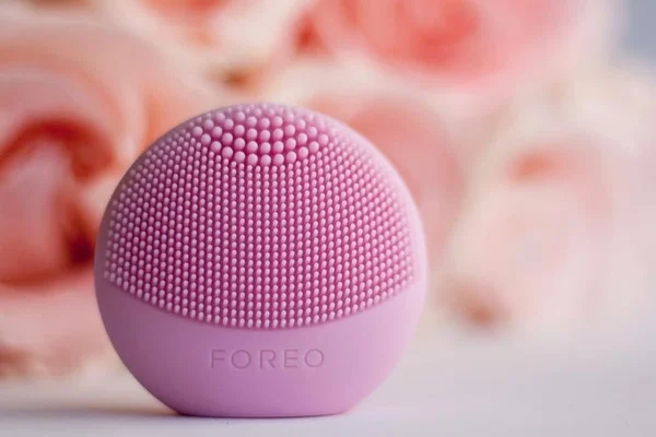 Conheça e desmistifique o Foreo, o novo item usado na limpeza de pele