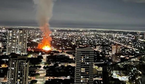 Incêndio de grandes proporções atinge loja de peças em Belém. Vídeos