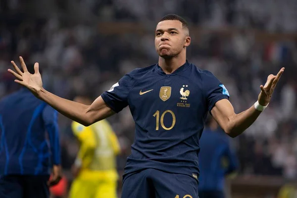 Mbappé comemorando gol de braços abertos - Metrópoles