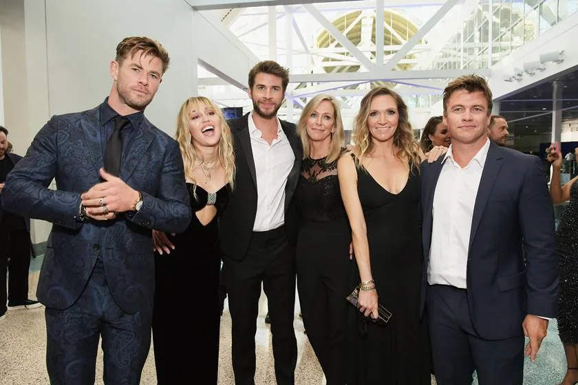 Chris Hemsworth, Miley Cyrus, Liam Hemsworth, Leonie Hemsworth, Samantha Hemsworth e Luke Hemsworth Chris Hemsworth, Miley Cyrus, Liam Hemsworth, Leonie Hemsworth, Samantha Hemsworth e Luke Hemsworth