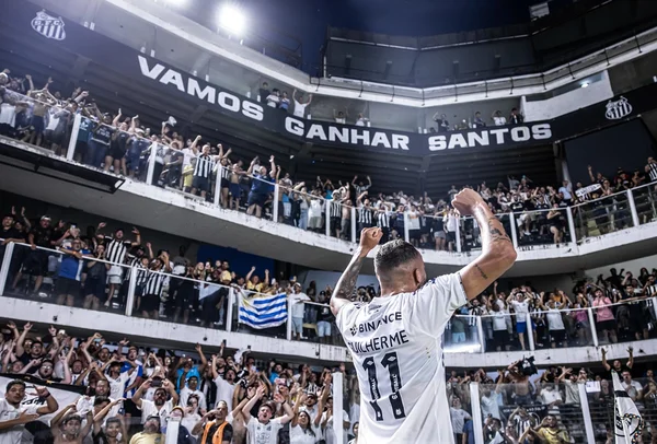 Imagem colorida de jogo do Santos- MEtrópoles