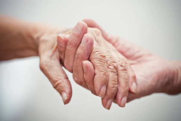 Foto colorida de mãos dadas - Estuda revela quais hábitos podem diminuir risco de Alzheimer em 38% - Metrópoles