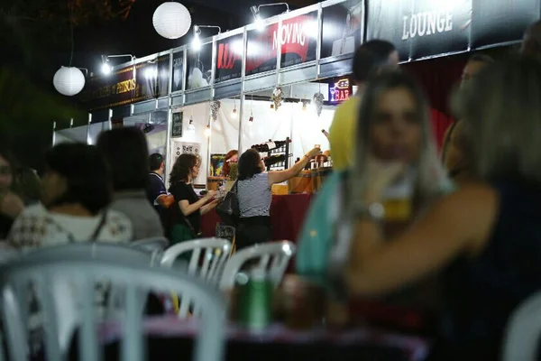 Está com fome e vai ao Festival de Brasília? Então, coma na comercial