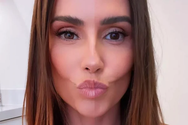 Foto colorida de Deborah Secco em selfie fazendo bico - Metrópoles