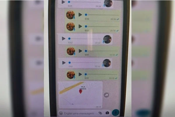 Tela de celular com aplicativo de mensagens aberto e localização enviada - Metrópoles