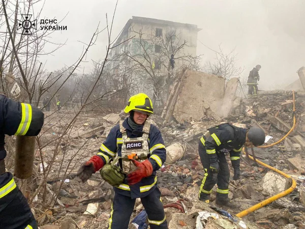 Ataque a um prédio residencial na Ucrânia deixa mortos e feridos