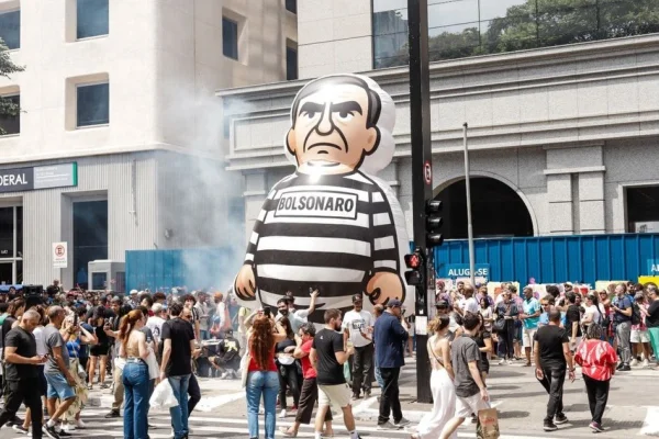 Ato na Paulista celebra Bolsonaro preso com samba e boneco inflável