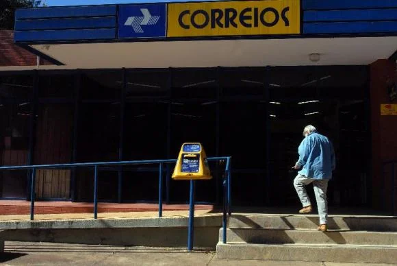 Greve paralisa os Correios em 20 estados e no DF, diz federação
