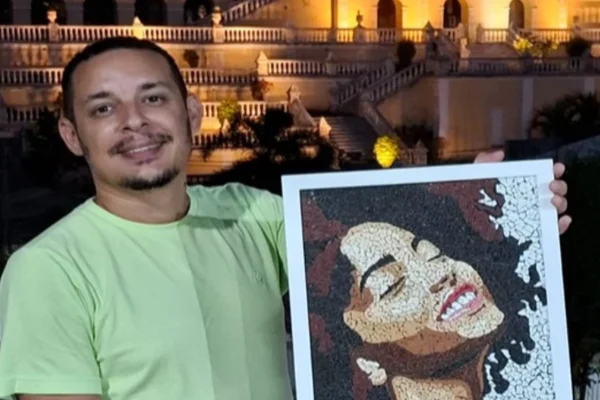 Imagem colorida de homem segurando quadro