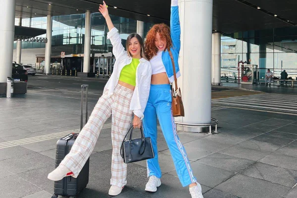 Mulheres com looks confortáveis no aeroporto