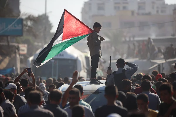 Imagem colorida mostra criança segurando a bandeira da Palestina na Faixa de Gaza - Metrópoles