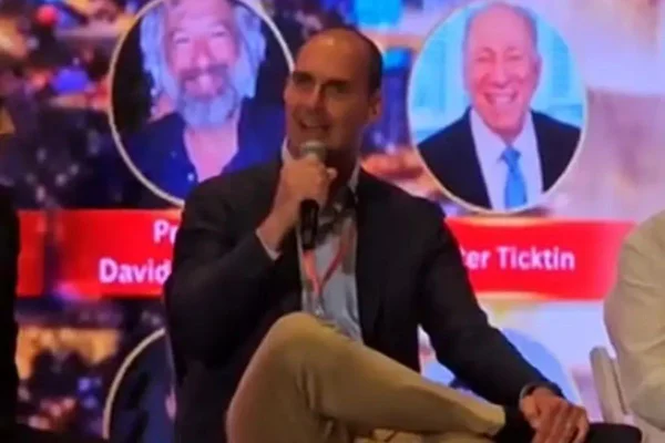 Na premiere de Dark Horse nos EUA, o ex-deputado Eduardo Bolsonaro afirmou que o filme será tão impactante quanto O Exterminador do Futuro 2 - Metrópoles