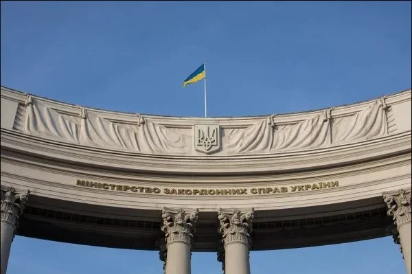 Bandeira da Ucrânia em monumento. Ao fundo vê-se o céu azul - Metrópoles