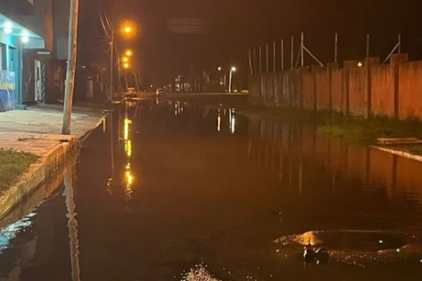 Imagem colorida da rua de Imbé alagada - Metrópoles
