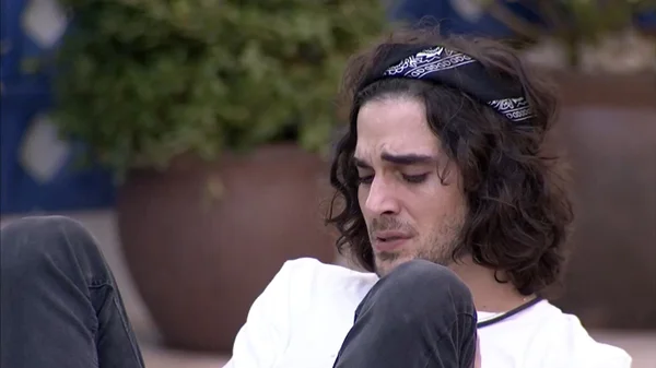 Fiuk está bem? Ator foi visto, nesta manhã, chorando enquanto bebia leite
