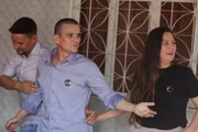 Ao lado de seus dois irmãos, Victor (à esq.) e Naiara (à dir.), agradeceu pela ajuda deles e ressaltou que a "base para tudo" durante esses 15 anos na prisão, foi a família
