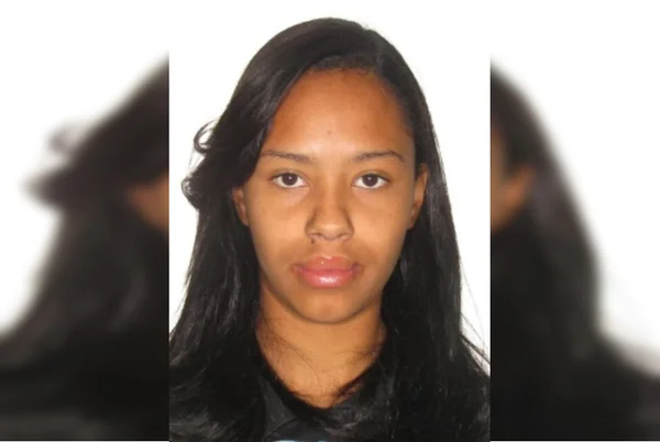 Imagem colorida mostra rosto de mulher negra