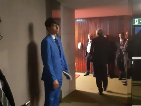 Tímido, filho de Bolsonaro tenta passar despercebido em sessão solene