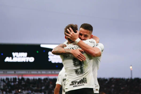O abraço de Yuri Alberto e Renato Augusto, após vitória do Timão sobre o Coritiba
