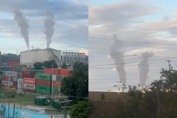 Imagem colorida mostra fumça saindo de fábrica onde houve vazamento de gás estireno - Metrópoles