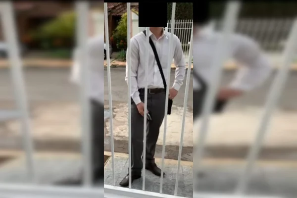 homem no portão