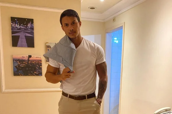 Imagem colorida de Thiago Medeiros, personal agredido em um bar no interior de São Paulo. Metrópoles