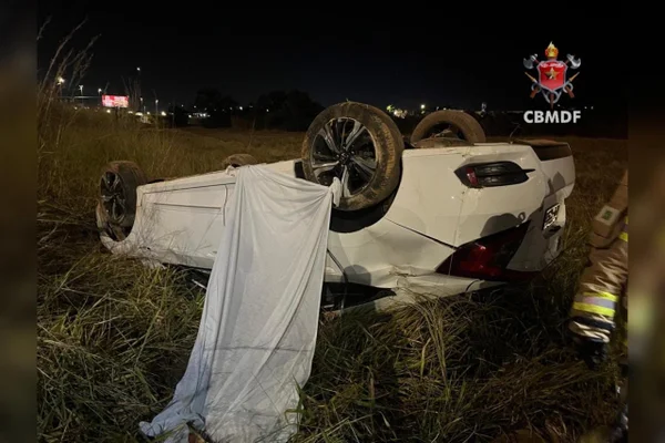 Imagem colorida de carros envolvidos em acidente na Estrutural -Metrópoles