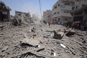 Destruição após os ataques israelenses a uma casa pertencente à família Sabit no Campo de Refugiados de Al-Maghazi, localizado no centro de Gaza Destruição após os ataques israelenses a uma casa pertencente à família Sabit no Campo de Refugiados de Al-Maghazi, localizado no centro de Gaza