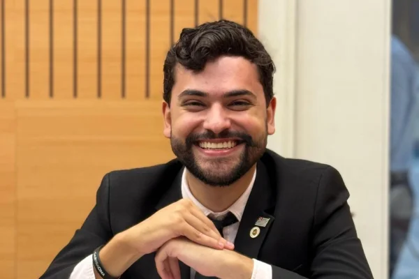 Imagem colorida de vereador Vini Oliveira. Metrópoles