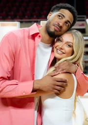 Jogador da NBA Tyrese Haliburton e a noiva Jade Jones. Jogador da NBA Tyrese Haliburton e a noiva Jade Jones.