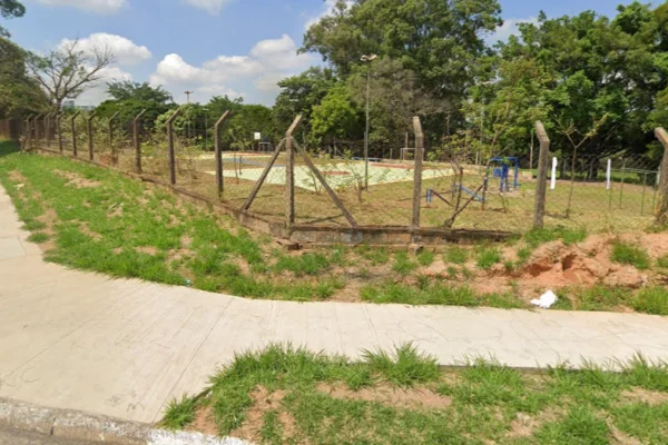Imagem colorida de praça esportiva. Metrópoles