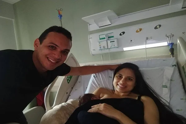 Bombeiro faz parto do filho dentro do carro ao levar esposa à maternidade