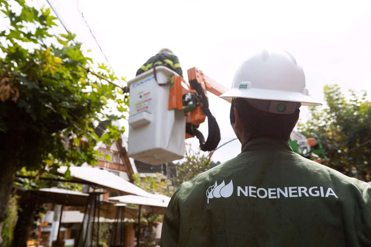 Fotografia colorida mostrando homem de costas olhando para caminhão de empresa de energia-Metrópoles
