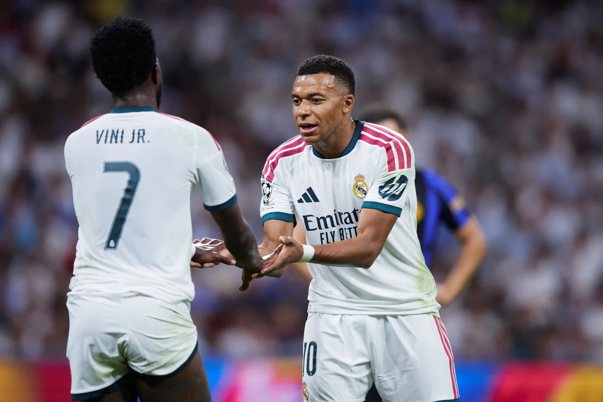Vini Jr. e Mbappé se cumprimentam em jogo do Real Madrid Vini Jr. e Mbappé se cumprimentam em jogo do Real Madrid