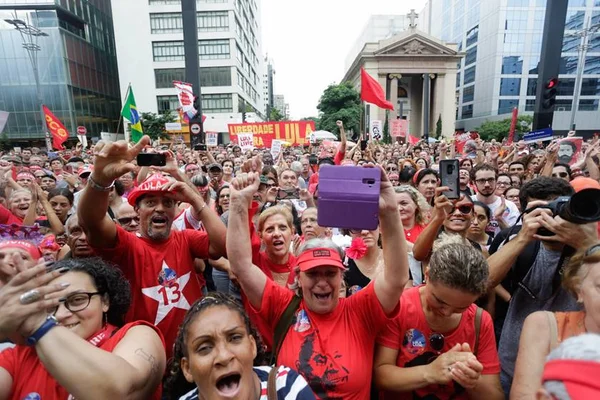 Militantes aguardam soltura do ex-presidente Lula