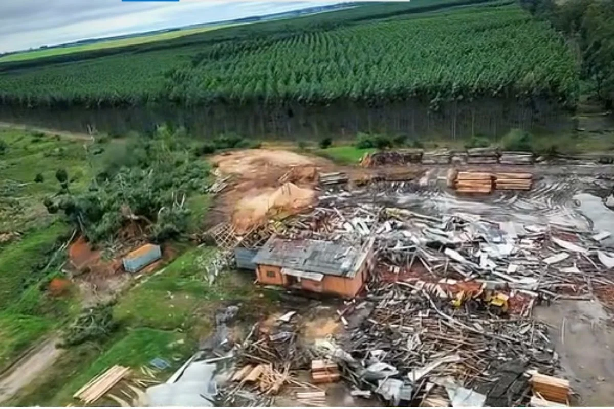 RS: cidade tem mais de 300 casas destelhadas após ventos de 100 km/h - imagem 4 RS: cidade tem mais de 300 casas destelhadas após ventos de 100 km/h - imagem 4