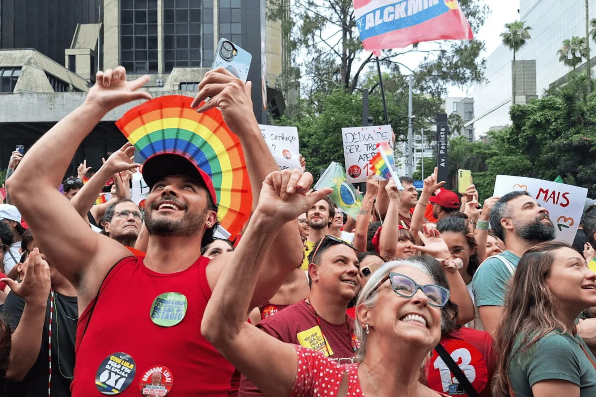 Apoiadores se emocionam ao ver Lula na Avenida Paulista. Apoiadores se emocionam ao ver Lula na Avenida Paulista.