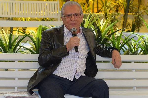 Carlos Alberto de Nóbrega se declara para namorada 42 anos mais nova