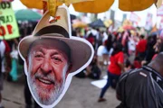 “Soberania e reeleição de Lula”: estudantes fazem ato no Museu da República - imagem 3 “Soberania e reeleição de Lula”: estudantes fazem ato no Museu da República - imagem 3