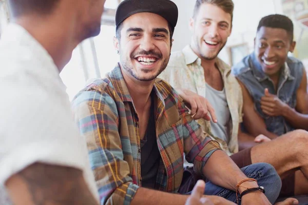 Foto colorida de quatro homens conbersando e sorrindo, um deles está de costas e os outros estõ de frente - Metrópoles