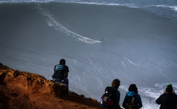 Maya Gabeira na maior onda já surfada
