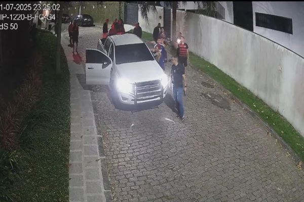Vídeo mostra Oruam atacando viatura da polícia e delegado