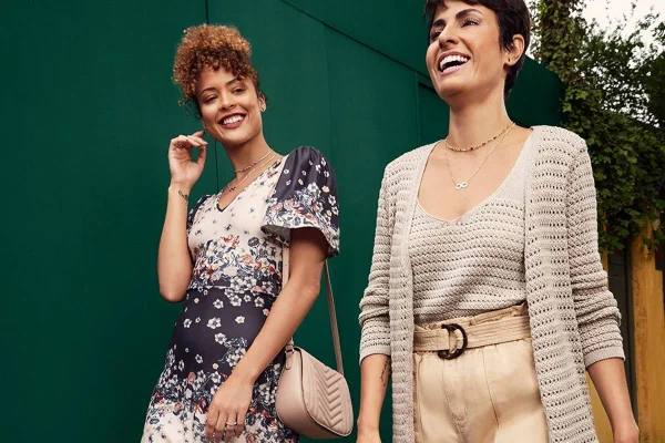 Mulheres vestindo peças da Marisa