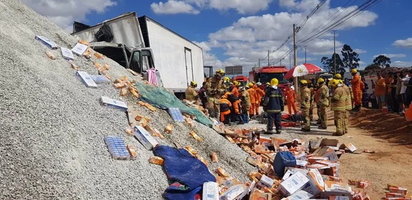 DF: caminhoneiro fica gravemente ferido após colidir em monte de brita