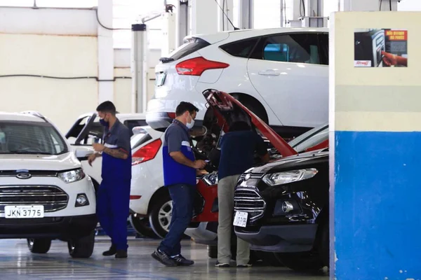 carros e pessoas