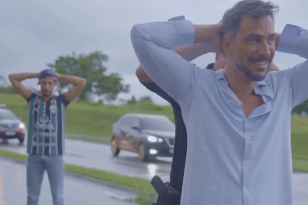 O ator Julio Rocha, com mais de 5 milhões de seguidores, gravava um vídeo com a mãe quando a encenação de um assalto virou abordagem - Metrópoles