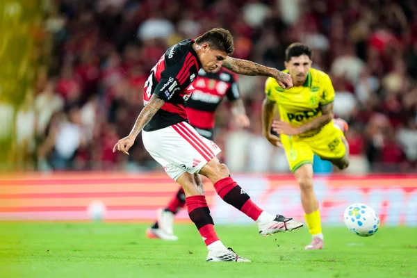 Flamengo vence Mirassol e fica a um ponto do Palmeiras no Brasileirão - destaque galeria
