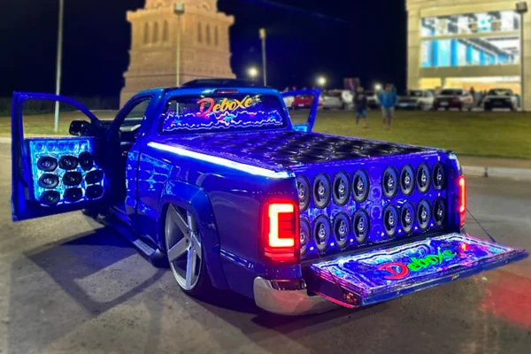 Evento reúne amantes de carros customizados no Parque da Cidade