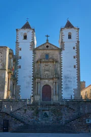 Fachada barroca da Igreja de São Francisco Xavier localizada na Plaza de San Jorge, no centro histórico medieval da cidade de Cáceres, na Espanha Fachada barroca da Igreja de São Francisco Xavier localizada na Plaza de San Jorge, no centro histórico medieval da cidade de Cáceres, na Espanha